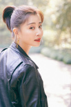 殷桃“初冬”写真曝光 黑色皮衣内搭裸色针织背心