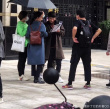 张一山《亲爱的你》路透 与李沁手挽手逛街超甜蜜