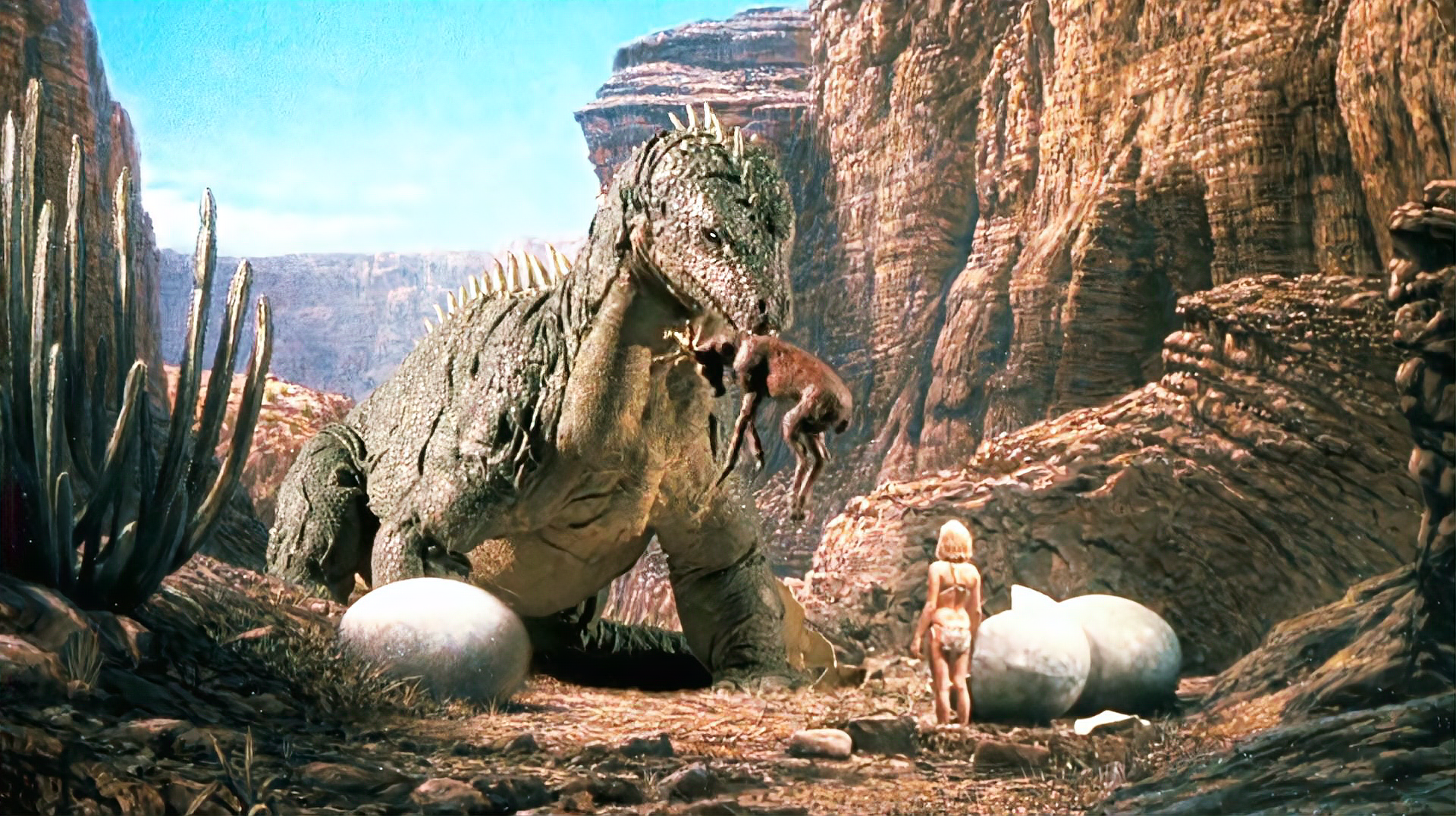 原始人躲在恐龙蛋里睡觉被恐龙妈妈当成了小恐龙搞笑奇幻电影