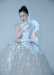 Angelababy亮相盛典活动 与花影相拥展现迷人魅力