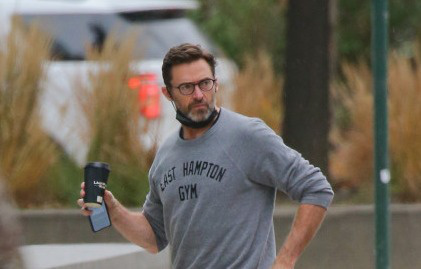 "狼叔"休·杰克曼胡子拉碴出街 手拿咖啡休闲惬意