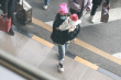 章子怡帶娃現(xiàn)身機(jī)場(chǎng)與兒子同戴粉帽 女兒對(duì)鏡招手