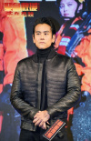 《紧急救援》致敬英雄 彭于晏与医务人员跳广场舞