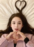 有創(chuàng)意！娜扎曬跨年造型 將頭發(fā)擺成“2021”