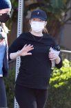 “石頭姐”艾瑪·斯通最新街拍照 穿黑衣孕肚高聳