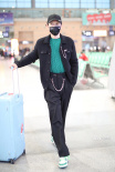 黄晓明节目录制后现身 黑外套配绿毛衣双眼显疲态