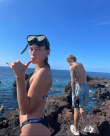 是愛情啊！比伯分享度假照 與海莉礁石上甜蜜接吻