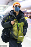 張丹峰離婚風(fēng)波后獨(dú)自現(xiàn)身上海 穿扎染外套變潮男