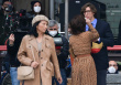 《古驰》曝片场照！Lady GaGa街头甜喂亚当吃面包
