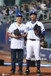 66岁李安担任棒球赛开球嘉宾 羡慕老同学都已退休