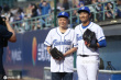 66岁李安担任棒球赛开球嘉宾 羡慕老同学都已退休