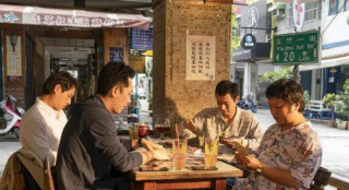 《同学麦娜丝》:在至亲至疏的世界里抱团取暖