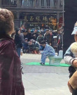 笑yue了！王俊凯新剧坐马桶路透 偶像包袱碎成渣