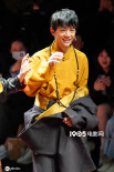 不进娱乐圈·丁真出席时装周 穿民族服饰乖巧看秀