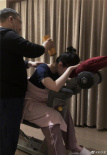 舊傷復(fù)發(fā)？劉亦菲深夜針灸 頸肩插滿長針惹人心疼