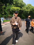朱一龙衣着朴素回母校探望 获师生簇拥签名合照