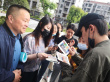 朱一龙衣着朴素回母校探望 获师生簇拥签名合照