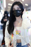 春日少女！鞠婧祎彩色花朵抹胸 肌肤白皙清新可人