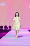 钟丽缇张伦硕两位女儿走秀 妆容精致气场全开