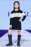 李小璐带8岁女儿甜馨T台走秀 落落大方超有范儿