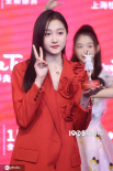 亮个相！关晓彤蜡像姿势彪悍 捂嘴偷笑：比我精致
