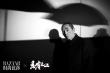 张艺谋携《悬崖之上》主创 演绎黑白撑伞时尚大片