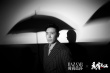 张艺谋携《悬崖之上》主创 演绎黑白撑伞时尚大片