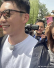 苗苗产后首综与郑恺合体 穿格纹情侣装低调牵手
