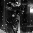 于和偉曬《懸崖之上》角色劇照 雪中持槍身姿矯健