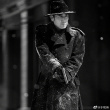 于和偉曬《懸崖之上》角色劇照 雪中持槍身姿矯健