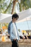 恰好海岛时光！王俊凯海景大片 逐光逗狗享慢生活