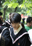 王俊凯现身北电拍毕业照 穿限定学士服模样乖巧