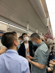 接地气！黄晓明坐地铁被偶遇 穿西装生图帅气能打