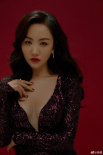 楊蓉演繹女人四十如花 慵懶卷發(fā)深V長(zhǎng)裙魅力十足