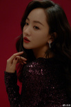 楊蓉演繹女人四十如花 慵懶卷發(fā)深V長(zhǎng)裙魅力十足