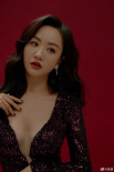 楊蓉演繹女人四十如花 慵懶卷發(fā)深V長裙魅力十足