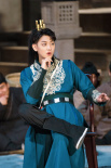 黃子韜《萌探探探案》中翻盤 女裝造型街頭亂竄