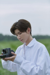王源新专曝写真！穿清爽白衬衫和少女绿地中奔跑