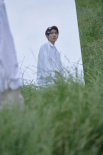 王源新专曝写真！穿清爽白衬衫和少女绿地中奔跑