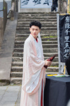 黄子韬《萌探》挑战卧底身份 暖心帮赵雅芝扇风