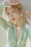風(fēng)格大變！孟美岐牛油果綠長裙 復(fù)古溫柔清新可人