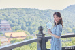 赵雅芝重游雷峰塔 蓝色碎花裙手拿团扇清丽婉约