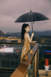 赵丽颖鎏金lomo风大片曝光 雨中撑伞复古优雅