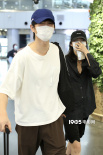 金大川雎晓雯十指紧扣现身机场 亲密耳语坐实恋情
