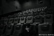 易烊千玺出席《长津湖》首映礼 晒活动黑白幕后照