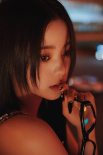 欧阳娜娜夜景氛围感大片 黑色吊带秀香肩性感酷飒