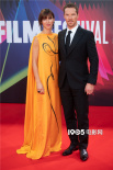 卷福攜妻子出席《犬之力》首映 甜蜜對視頻放閃