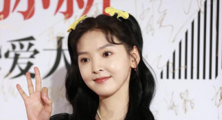 甜心少女!章若楠小黑裙现身 双马尾发型俏皮可爱