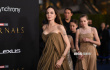 朱莉携五子女炸场《永恒族》首映 高贵典雅气质绝