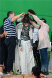 關(guān)曉彤爸爸曬《圖蘭朵》拍攝花絮 穿鎧甲倒掉威亞